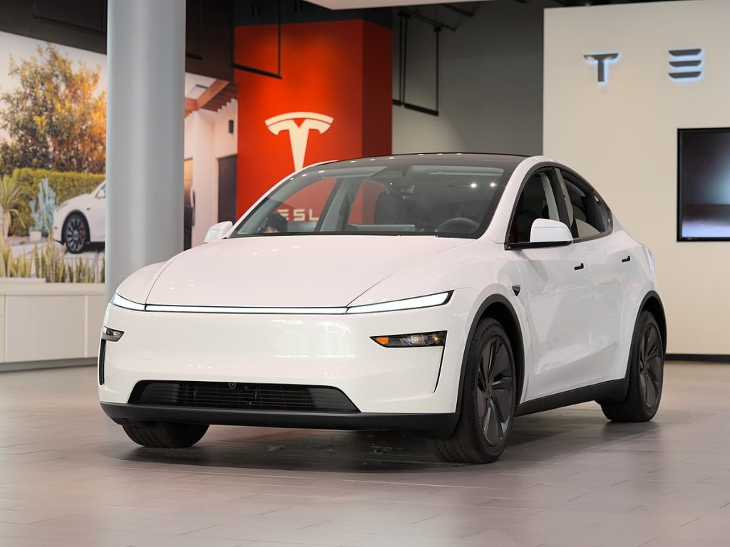 Tesla_Model_Y_2025_at_Santana_Row_dllu_02