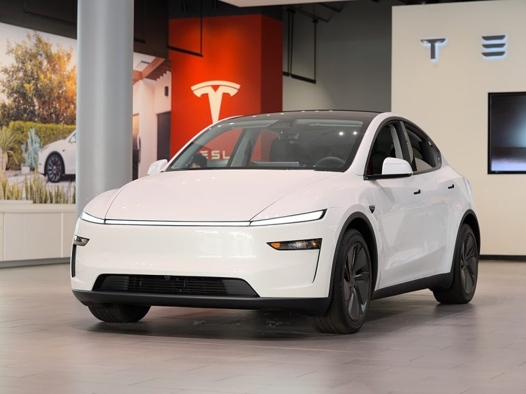 Tesla_Model_Y_2025_at_Santana_Row_dllu_02