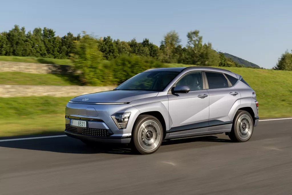 hyundai-kona-electric-0923-dynamic-05